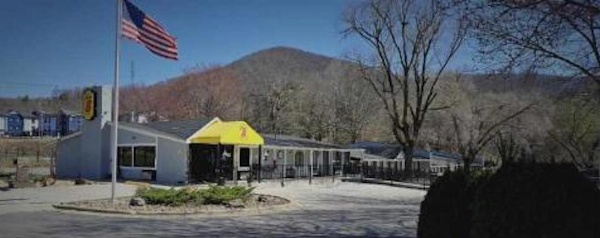 Super 8 by Wyndham Asheville/Biltmore image 3